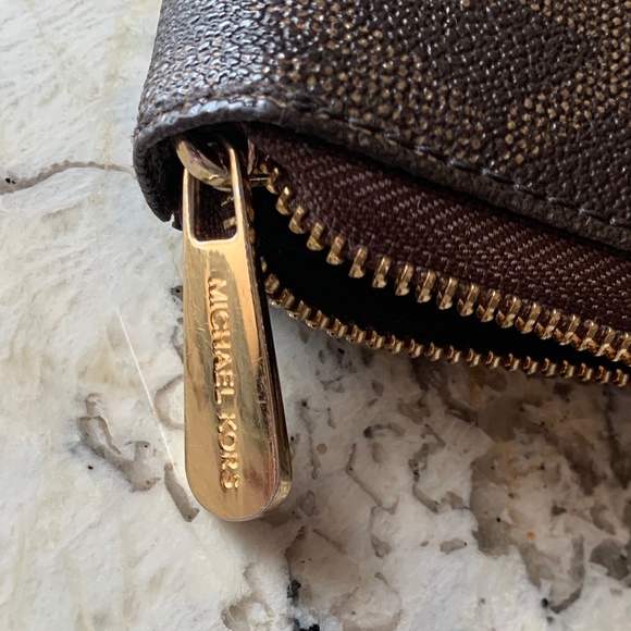 Michael Kors Large Jet Set Travel Logo Wallet EUC - Picture 6 of 13